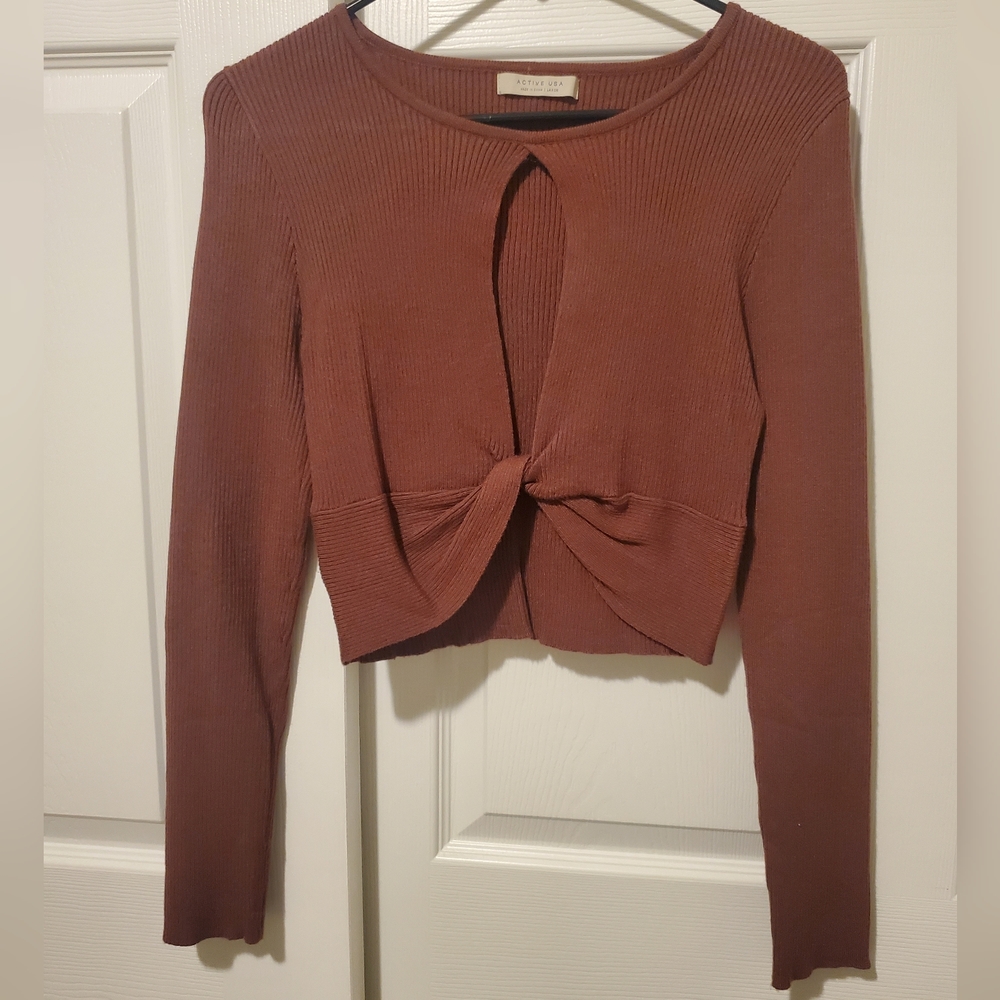 Long sleeve croped active top.